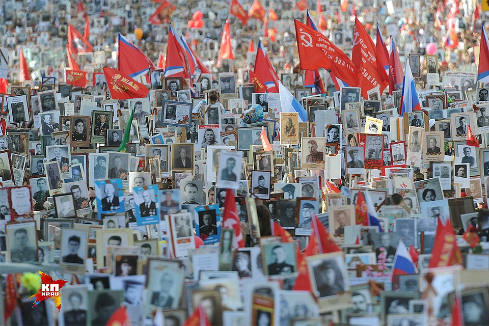9 мая 2015 года. Акция "Бессмертный полк" в Москве собрала сотни тысяч участников и стала еще одним напоминанием о цене Победы. Фото: Владимир ВЕЛЕНГУРИН