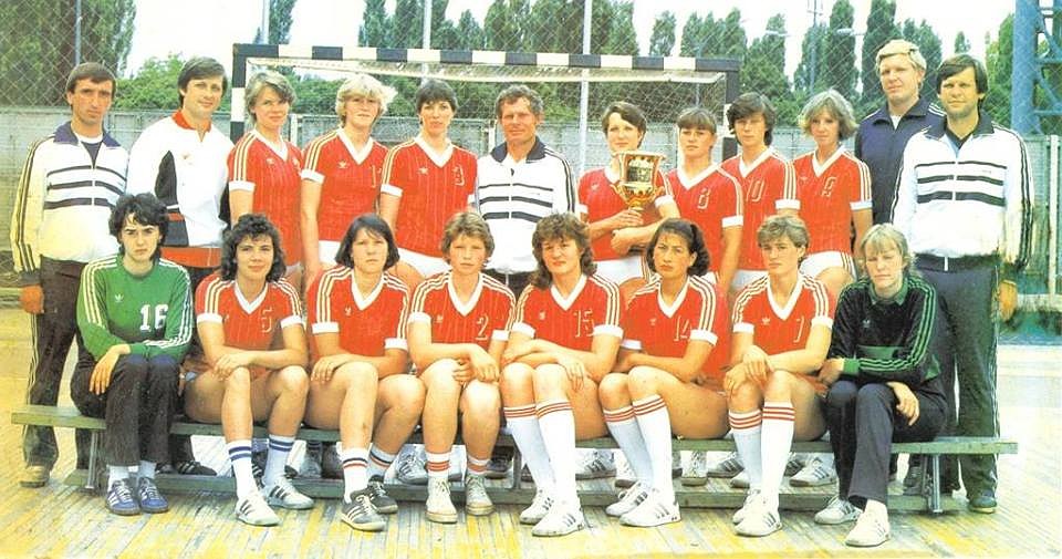 1987 год, клуб Тарасикова (сам Александр Ивановис в центре) с кубком Кубков. Тогда Евгений Трефилов ( второй справа в верхнем ряду) работал тренером в дубле команды. Фото: ГК "Кубань"