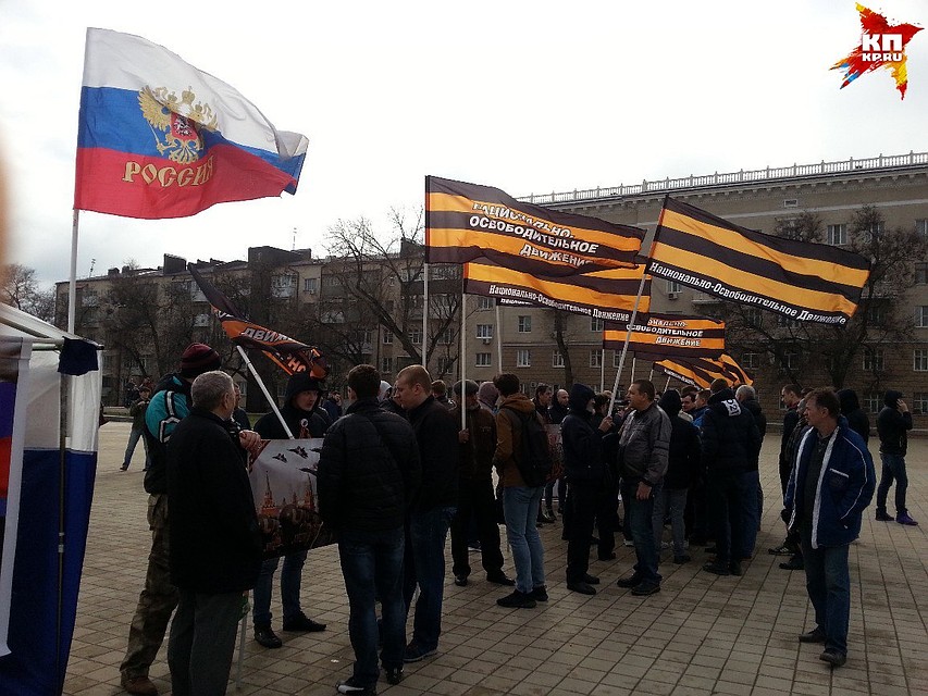 Место на площади с утра заняли представители Национально-освободительного движения со своим митингом - разрешенным и согласованным. Фото: Александр СТЕПАНОВ