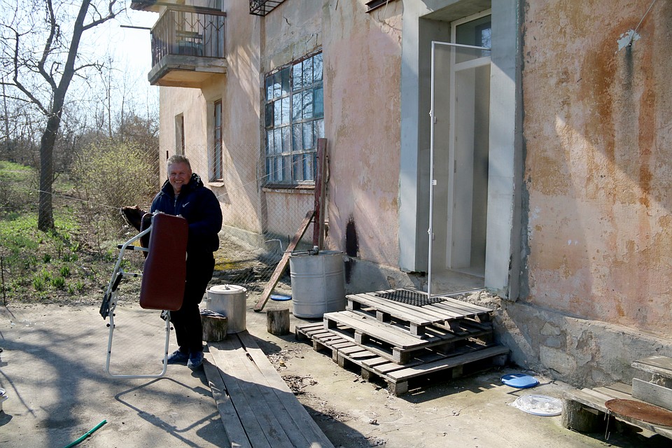 Сергей Анатольевич вывозит последние вещи из старого дома. Фото: Анастасия МЕДЫНЦЕВА
