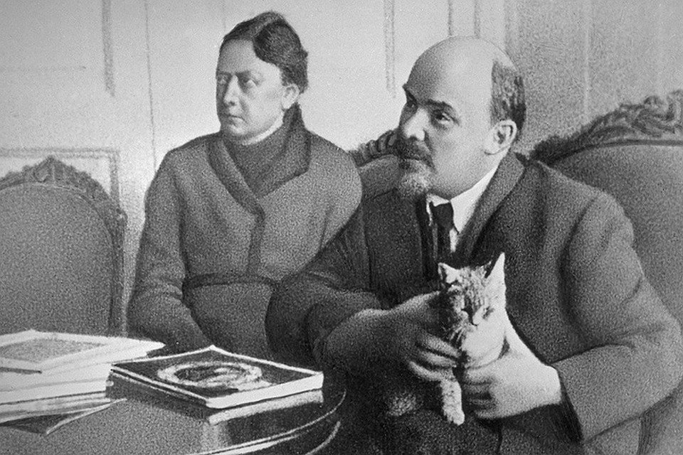 1 января 1922 г. Владимир Ильич Ленин и Надежда Константиновна Крупская в Горках. Фотохроника ТАСС