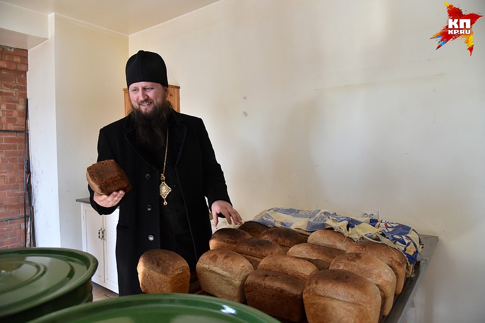 Традиционная пасхальная кулинария для монастыря - дело вторичное. Главное - службы накануне праздника. Фото: Влад КОМЯКОВ