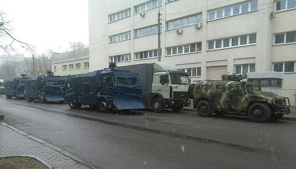 Бронированные водометы с отвалами для расчистки баррикад.