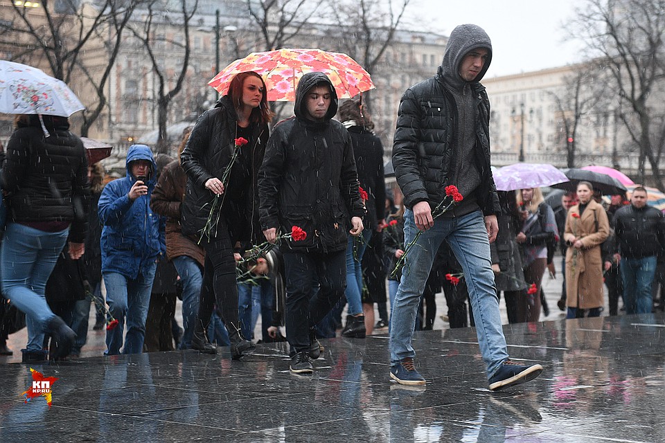Москвичи несут цветы к стеле «Ленинград» в память жертв теракта в метро Петербурга Фото: Михаил ФРОЛОВ