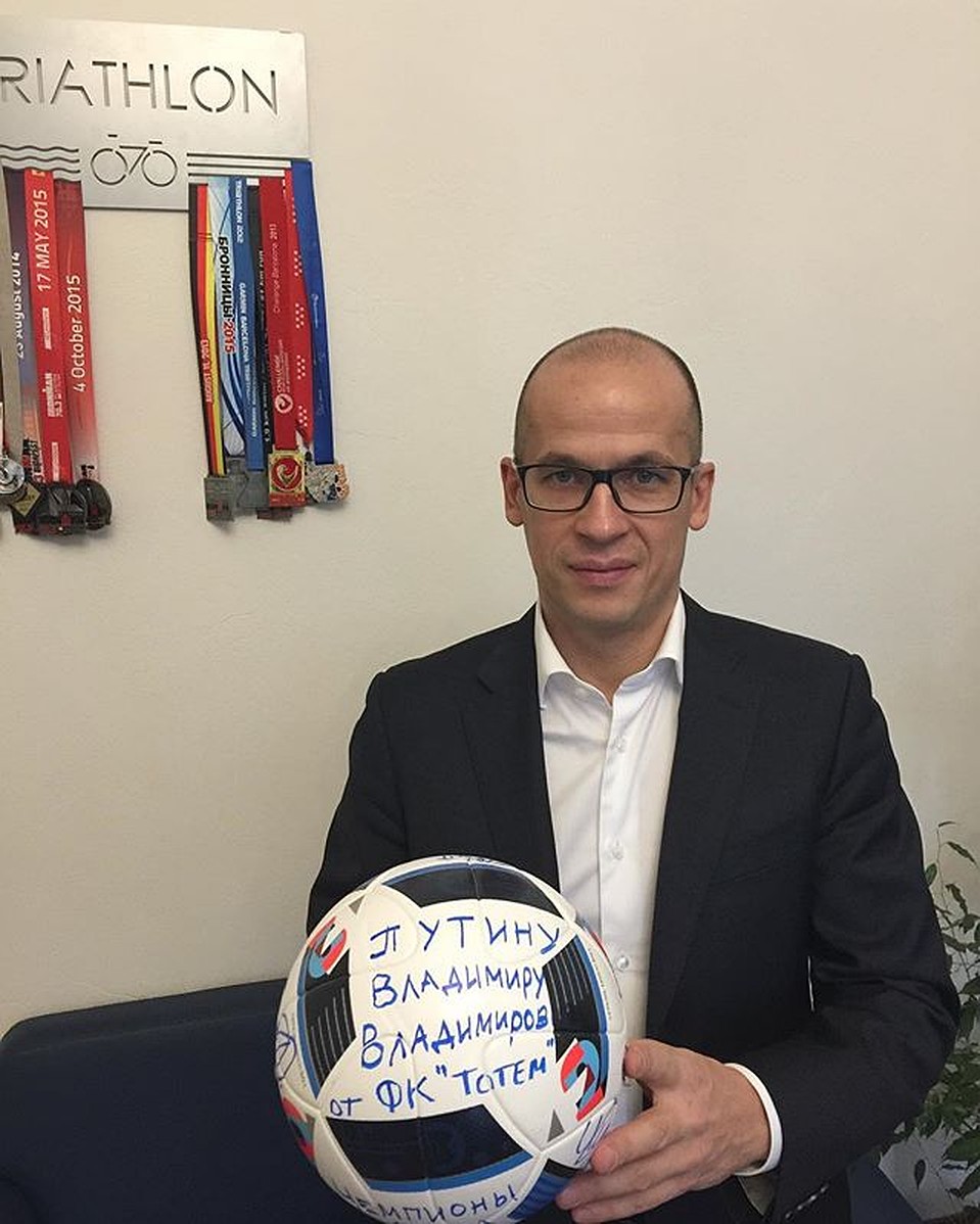 3 ноября на #ФорумСообщество во время встречи Президента РФ Владимира Владимировича Путина с чемпионами мира по футболу, пацанами из команды Тотем (Красноярск), ребята обещали мяч с автографами. Фото: instagram.com/brechalov