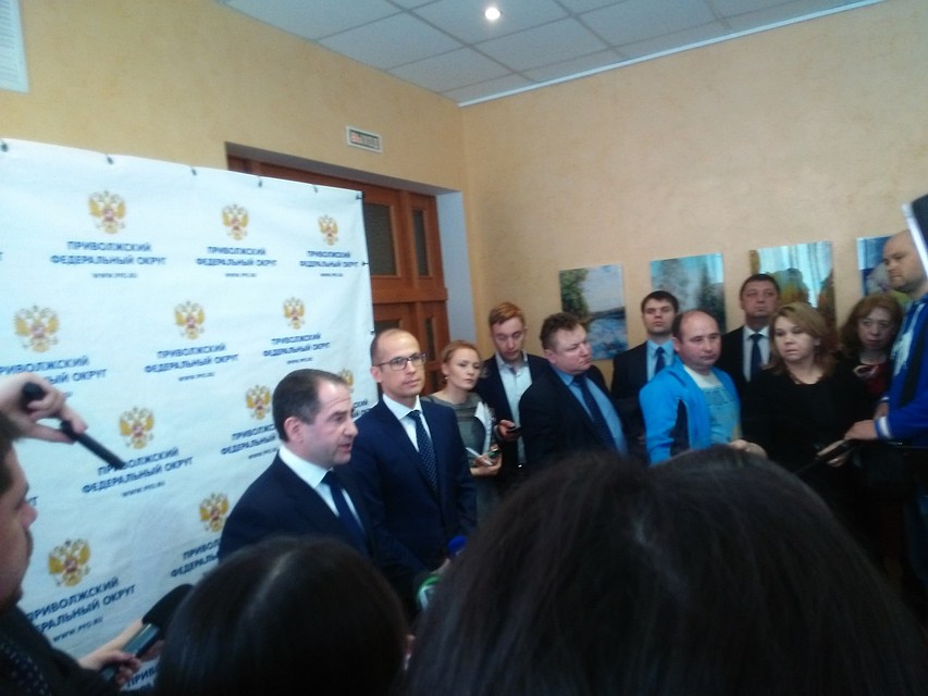 Подход Бречалова и Бабича к журналистам после представления. Фото: Евгений Зайнуллин Фото: Архив "КП"