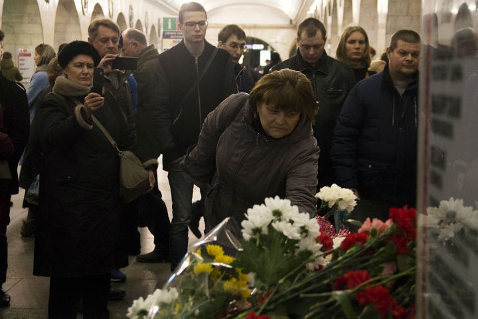 Люди до сих пор несут туда цветы, деньги и оставляют записки с соболезнованиями Фото: Анна МИХАЙЛОВА