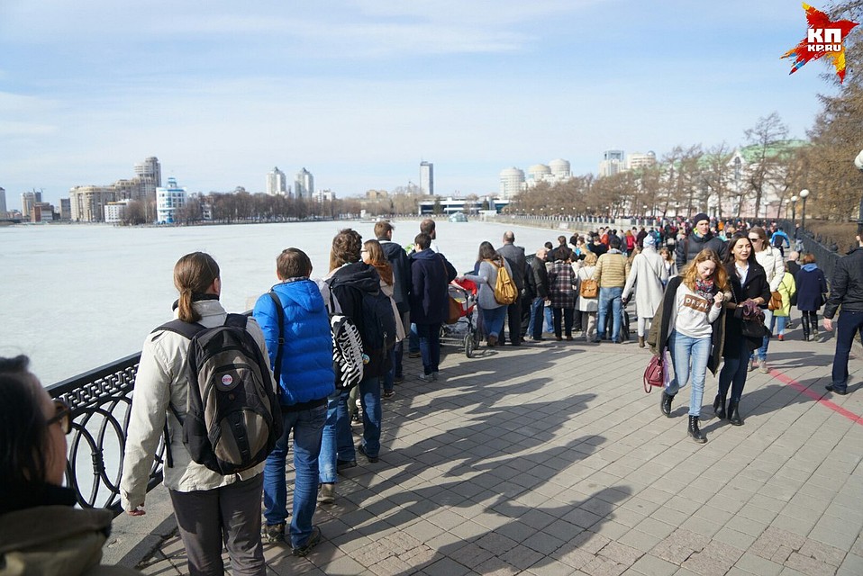 Жители Екатеринбурга прониклись нежностью к водоему Фото: Алексей БУЛАТОВ