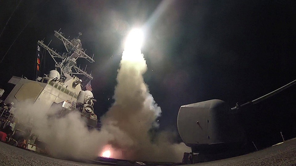 Стоило президенту США выпустить полсотни «томагавков» по авиабазе сирийских ВВС, как практически вся американская пресса, еще вчера нещадно его критиковавшая, стала писать, какой он молодец Фото: REUTERS