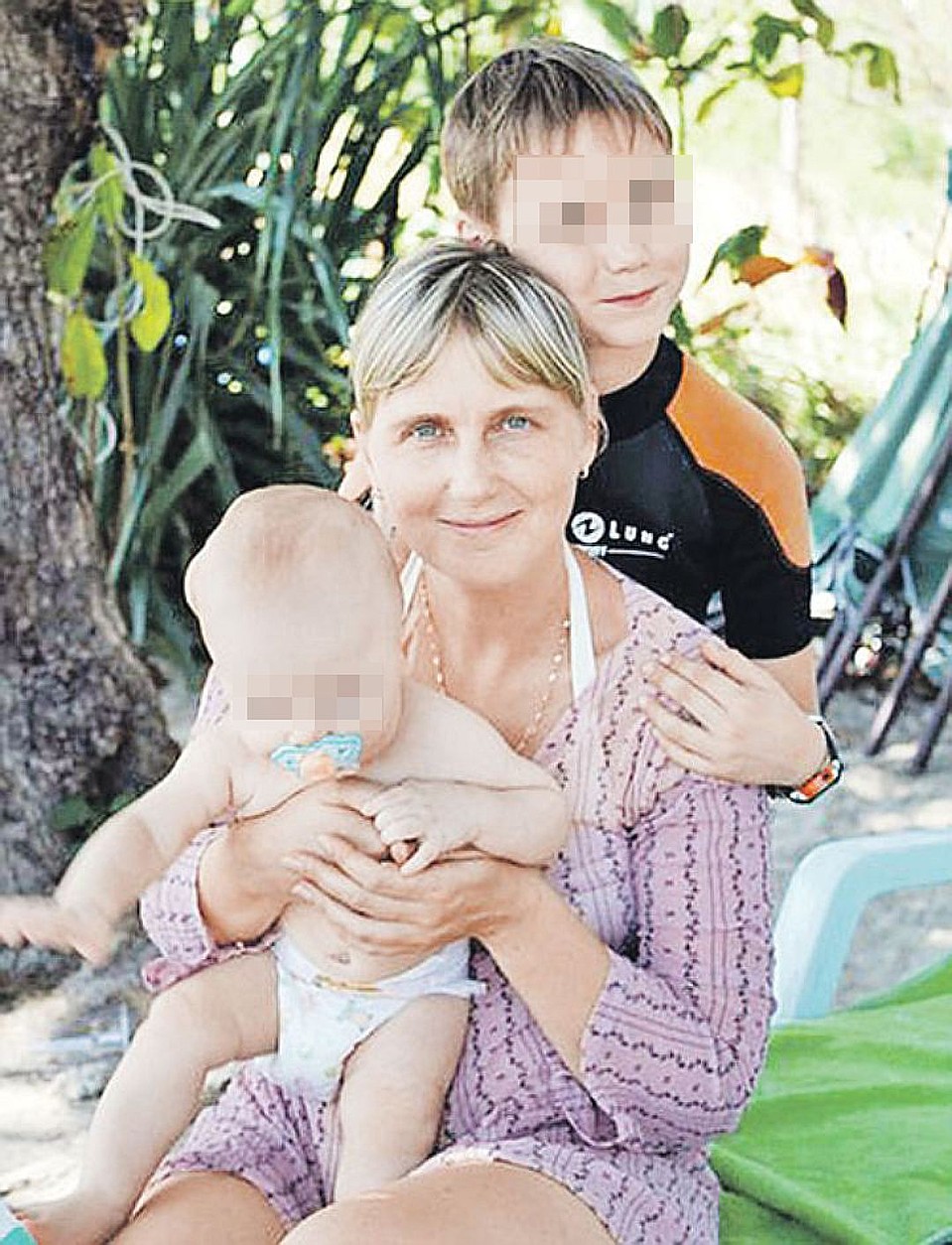 Елена вместе со средним сыном Даниилом и одним из младших двойняшек, Ваней