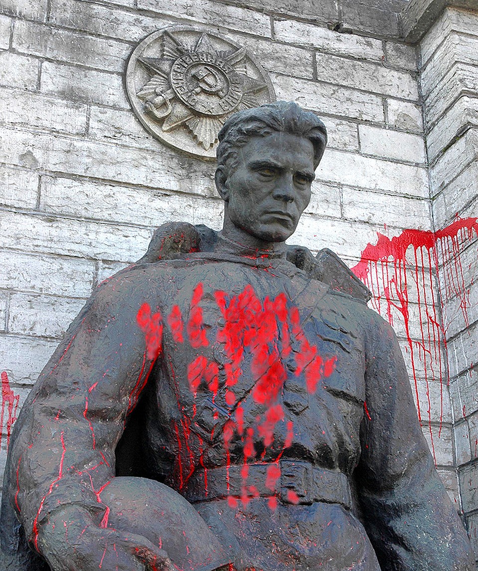 В 2005 году памятник облили краской эстонские националисты. Обратите внимание на барельеф Ордена Великой Отечественной. На новой стелле его уже не будет. Фото ИТАР-ТАСС/ Виктор Вестеринен