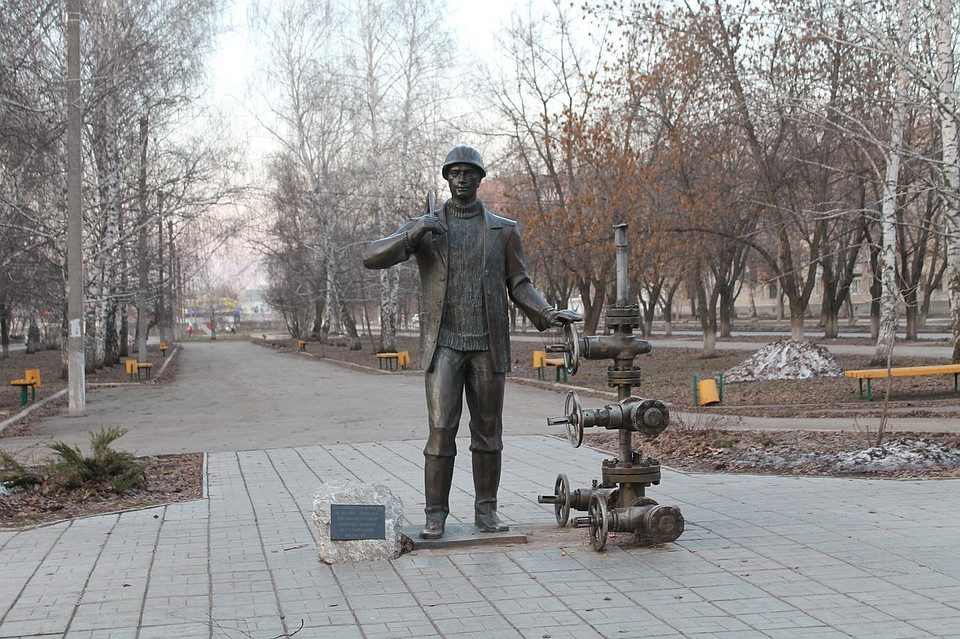 Памятник нефтяннику появился здесь в честь юбилея со дня добычи первой девонской нефти Фото: Ольга АФАНАСЬЕВА