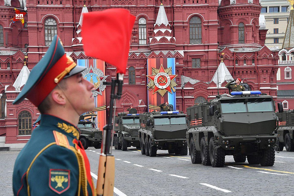 Проходом военной техники завершился Парад Победы-2017 Фото: Владимир ВЕЛЕНГУРИН