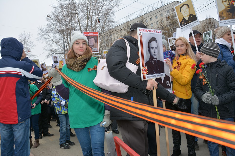 Волонтеры победы ограничили контуры колонны георгиевскими ленточками Фото: Алиса КОЗЛОВА