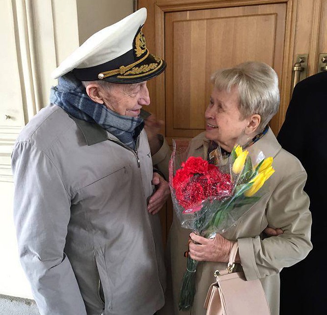 Александре Пахмутовой на 9 мая подарили цветы Фото: Наталья БАРАБАШ