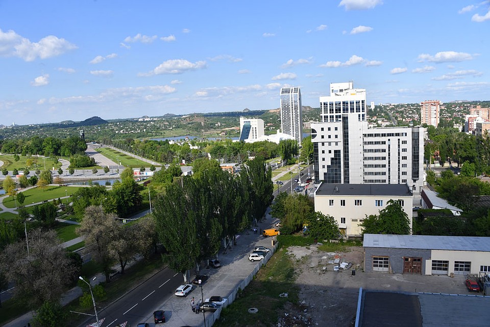 Донецк в центре выглядит вполне мирным городом Фото: Владимир ВЕЛЕНГУРИН