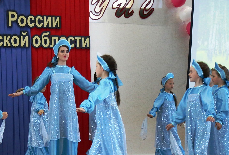 В русском стиле выступила сотрудница ИК-4 Мария Поправка.