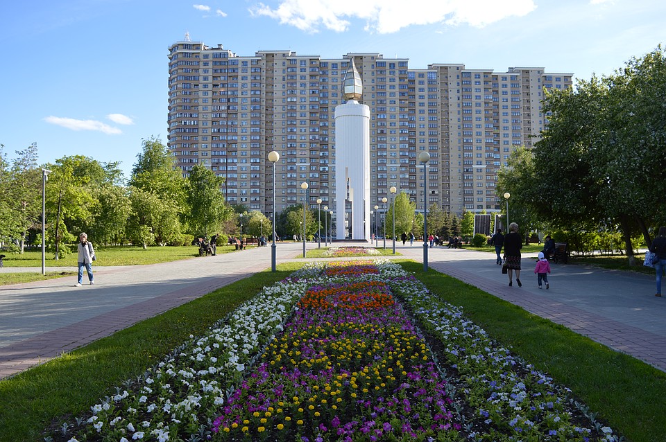 Площадь Памяти и эта шикарная новостройка стоят на кладбище Фото: Елена БЕЗГОДОВА