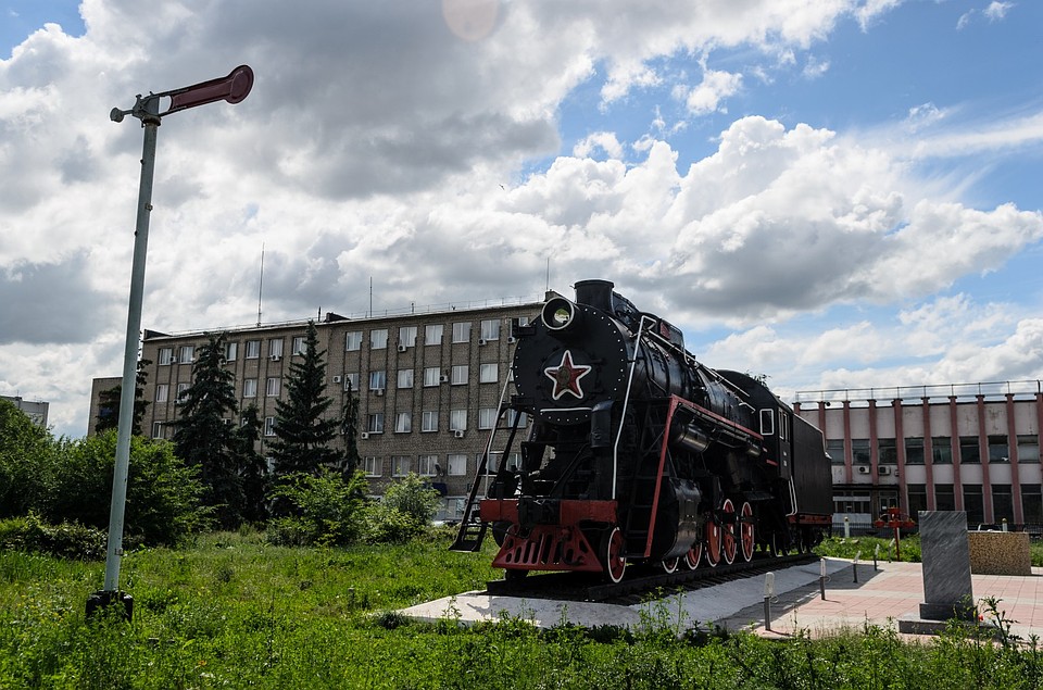 Возле вокзала застыл ретропаровоз Фото: Андрей ЦЫГАНОВ