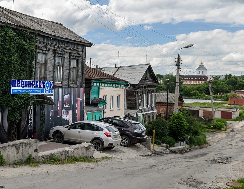 Дом, где жила семья Аркадия Островского, почти на берегу Крымзы - с зелеными воротами Фото: Андрей ЦЫГАНОВ
