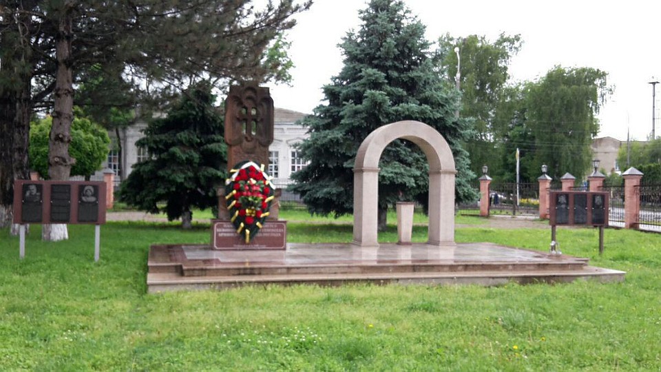 Слева - таблички Андранику Озаняну и Гарегину Нжде. Справа - героям войны Ивану Баграмяяну и Амазаспу Бабаджаняну. Фото: Илья Хлопков