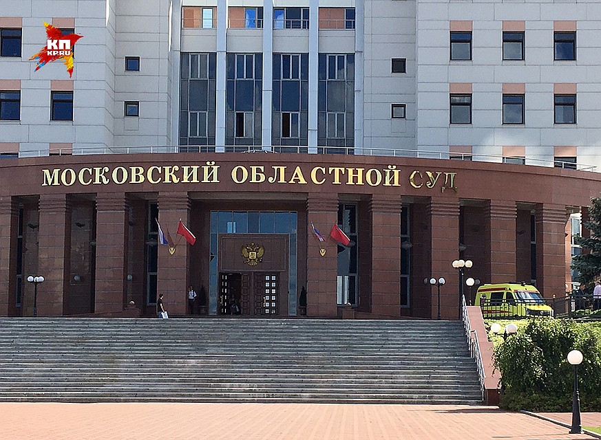 Сразу после случившегося в здании была объявлена эвакуация Фото: Александр РОГОЗА