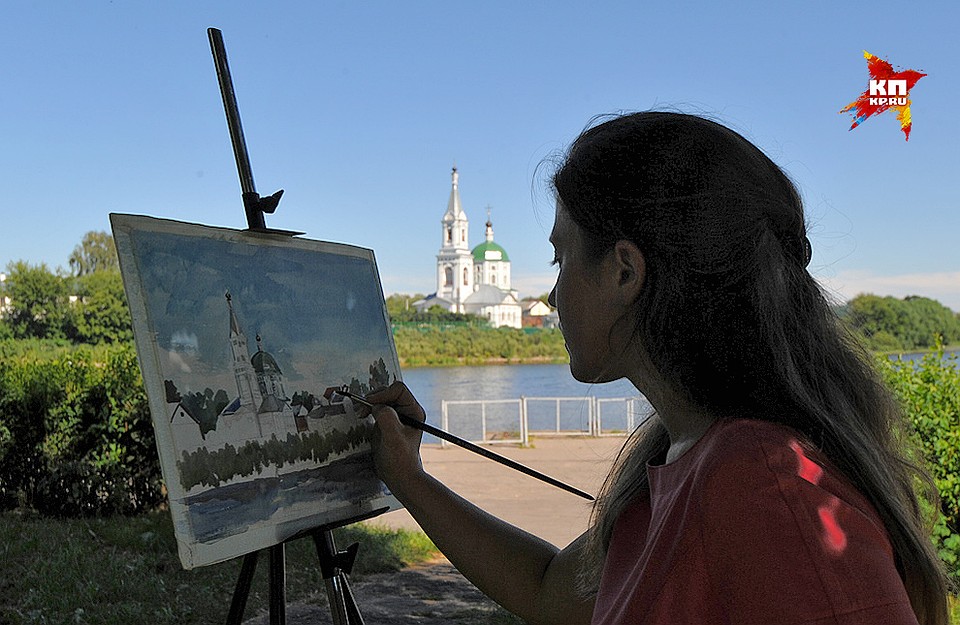 Девушка рисует вид на тверскую Церковь Великомученицы Екатерины. Фото: Виктор ГУСЕЙНОВ
