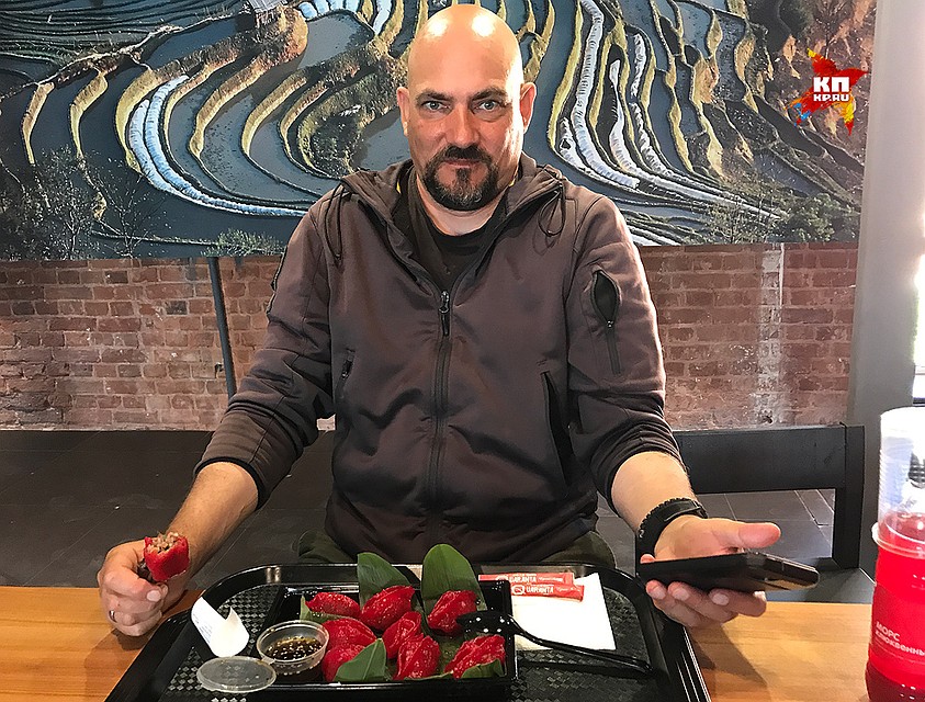 Стешин умял порцию из девяти странных красных пельменей Фото: Виктор ГУСЕЙНОВ