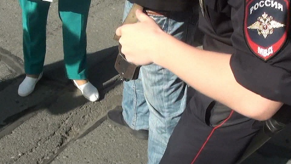 Пассажир был настолько пьян, что не мог сам одеть обувь. Фото: кадр видео.