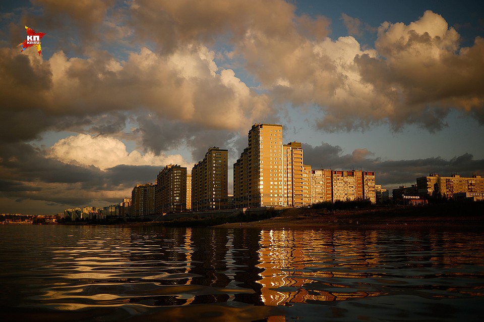 Эти блочные дома образца прошлого века распродали задорого – вид на воду и все такое Фото: Виктор ГУСЕЙНОВ