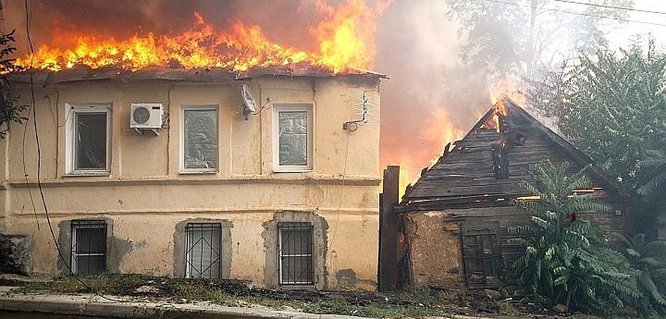 В общей сложности от огня пострадало более 100 построек Фото: Правительство РО
