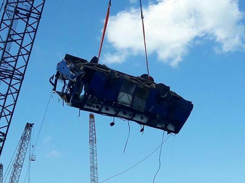 Автобус достали со дна моря