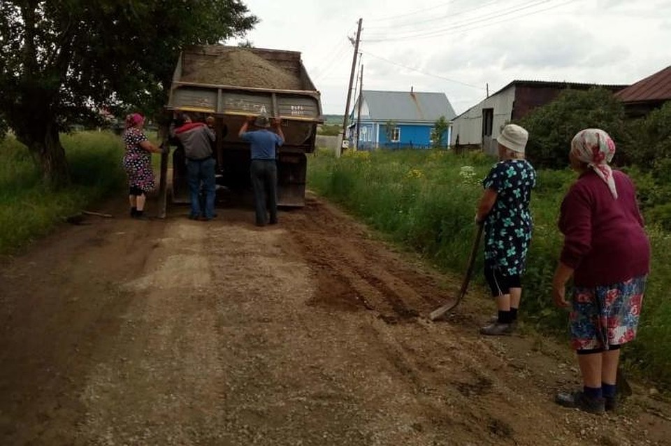 На снимках видно, что пенсионеркам помогают два мужчины. Фото: Гульнур Янкина