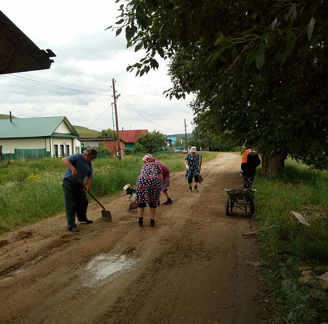 Местные власти уверяют, что сельская дорога ремонтировалась в 2015 году. Фото: Гульнур Янкина