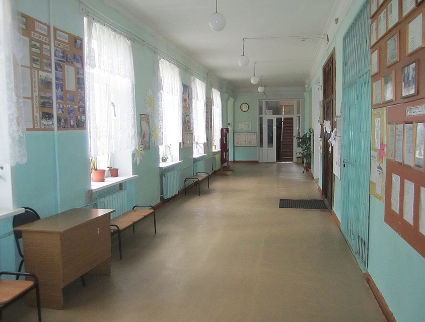 Холл школы.