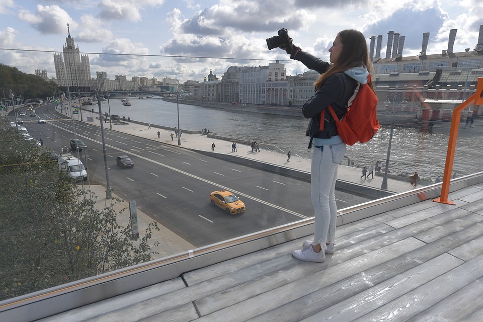 Над водой повисла смотровая площадка с видами на Кремль, храм Христа Спасителя и высотку на Котельнической набережной Фото: Владимир ВЕЛЕНГУРИН
