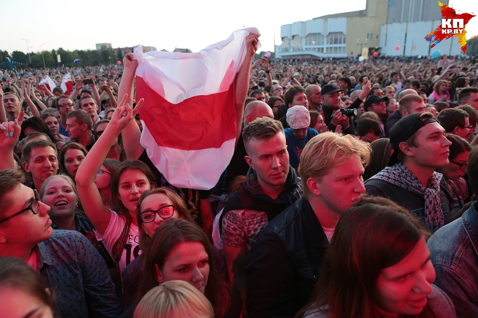 На выступлении "Крамбамбули" зрители подняли бел-красно-белые флаги Фото: Святослав ЗОРКИЙ