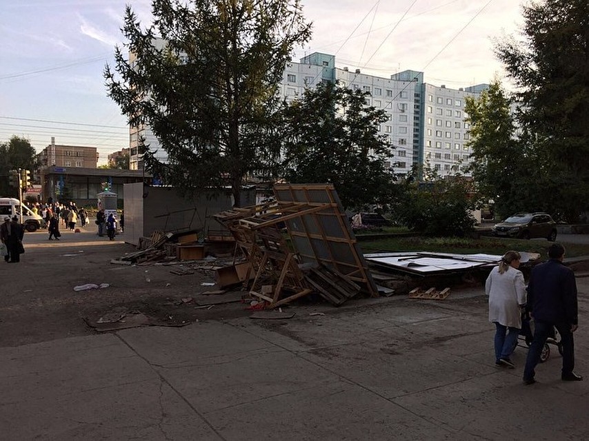 Надеемся, что коммунальщики уберут оставшийся хлам. Фото: пресс-служба администрации Челябинска