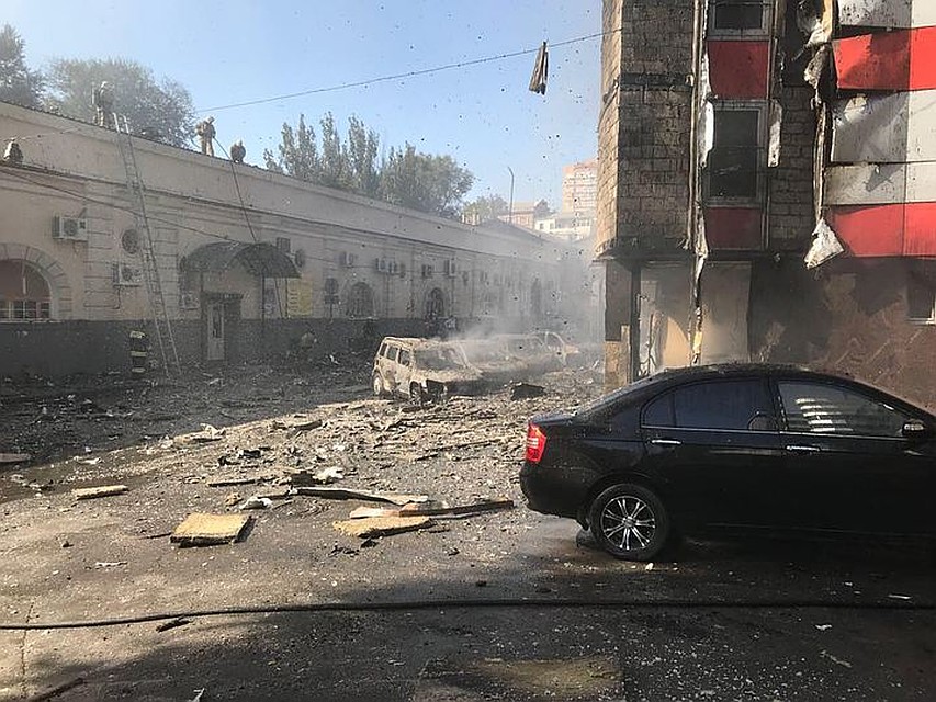 За полтора часа выгорел весь фасад 10-этажного здания. Фото: ВК, паблик "Ростов Главный"