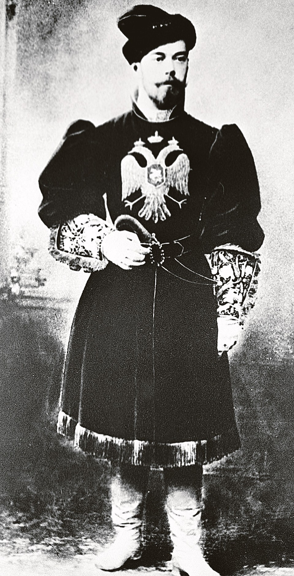 Император Николай II в русском костюме, конец 1890-х гг. О своем романе с балериной император рассказал жене. И мудрая Александра Федоровна призналась, что за эту искренность даже больше его уважает. Фото: РИА Новости