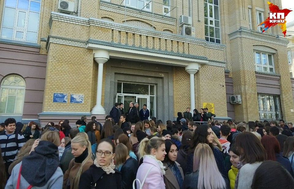 Эвакуация Института филологии и журналистики СГУ.