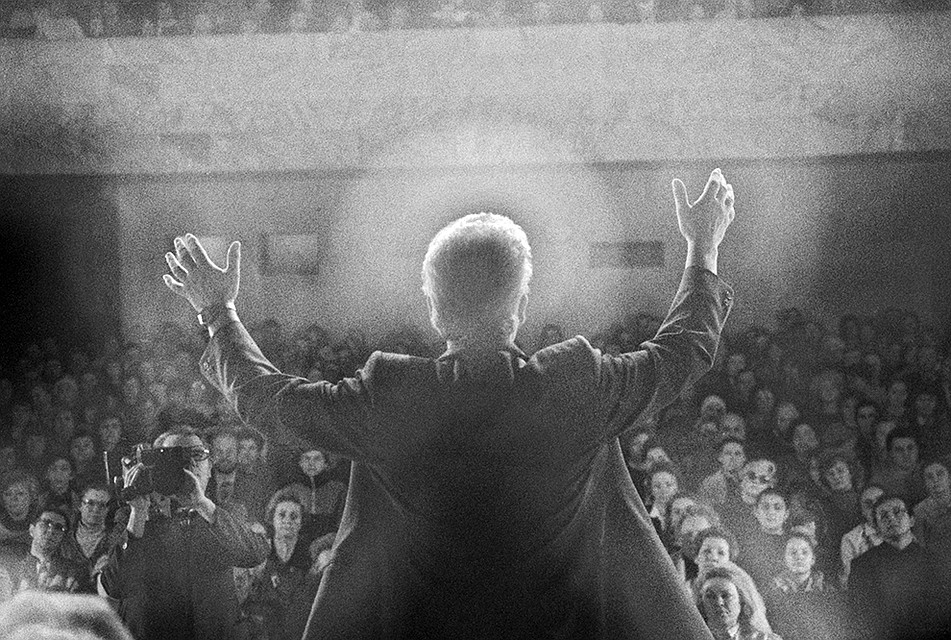 В конце 80-х — начале 90-х годов Чумак стал одним из самых знаменитых целителей в России, чьи телевизионные сеансы собирали многомиллионную аудиторию. Фото: Уткин Игорь/Фотохроника ТАСС