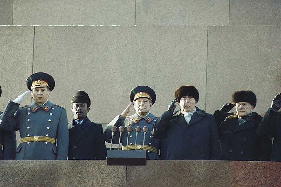 7 ноября 1980 года. Председатель Совета министров СССР Николай Тихонов, Генсек ЦК КПСС Леонид Брежнев, министр обороны СССР Дмитрий Устинов, начальник Генштаба ВС СССР Николай Огарков (крайний слева) и зарубежные гости на трибуне Мавзолея. ФОТО ТАСС
