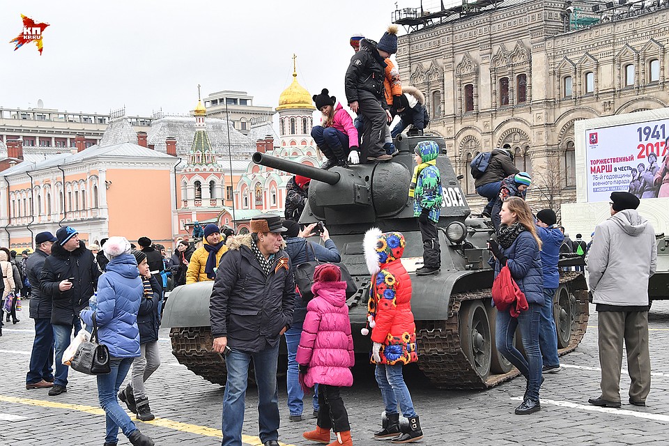 После завершения парада все желающие сфотографировались с боевой техникой Фото: Владимир ВЕЛЕНГУРИН