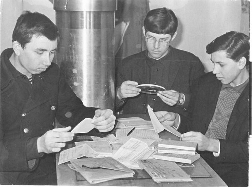 Новороссийск. Март 1968 года. Володя Сакуров, Виктор Буравкин и Дмитрий Павлов разбирают письма в 2017 год.