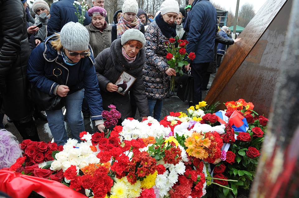 Родственников, конечно, печалит, что кто-то повадился воровать с мемориала. Фото: Олег ЗОЛОТО