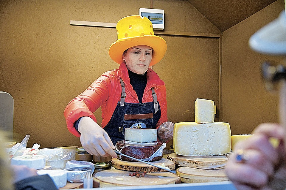 Сыр с дырками - и дело в шляпе? Увы, часто производство дорогого продукта - это финансовая дыра... Фото: Михаил ФРОЛОВ