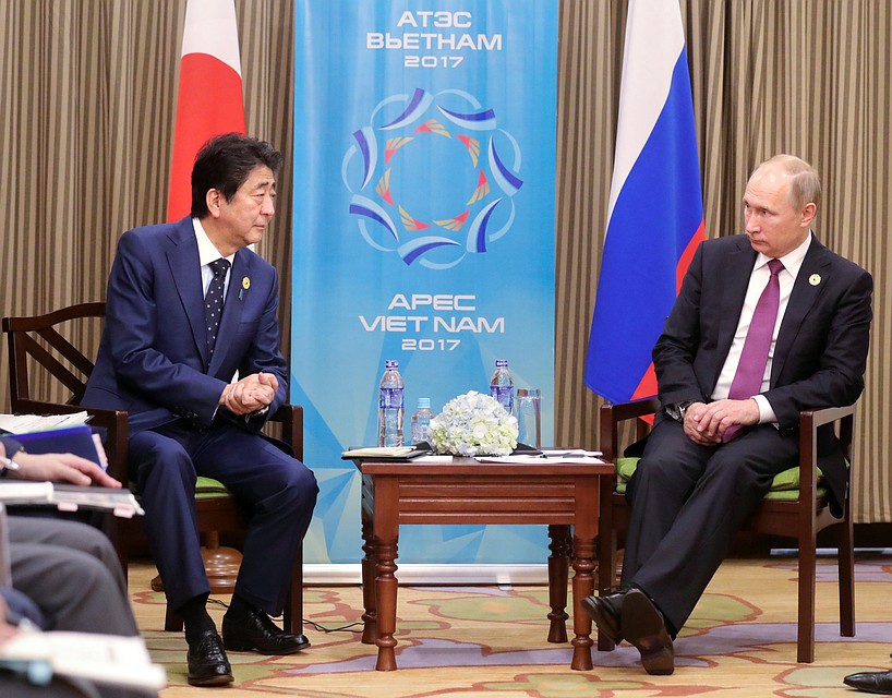 Синдзо Абэ и Владимир Путин во время беседы на саммите АТЭС. Фото: REUTERS