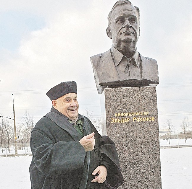 Бюст Эльдара Рязанова на Аллее Славы СПбГУП открыли в его присутствии в 2007 году