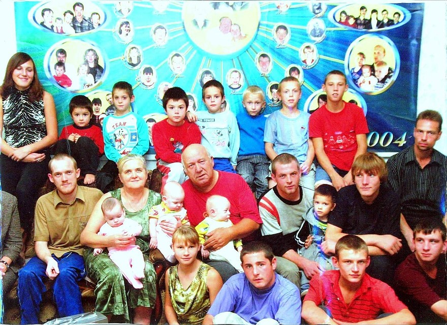 Татьяна Васильевна вместе с супругом Михаилом (в центре). Еще когда вся семья была вместе. Глава семейства скончался несколько лет назад. Фото: страница в "Одноклассниках" Татьяны Сорокиной.